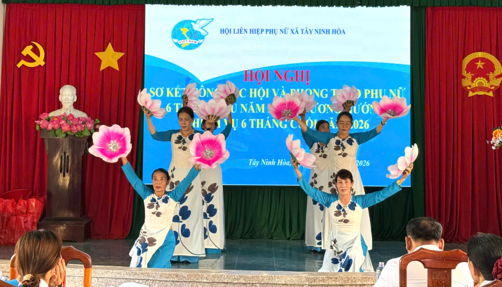 Một tiết mục văn nghệ tại buổi gặp mặt, giao lưu nhân kỷ niệm 25 năm Ngày gia đình Việt Nam.