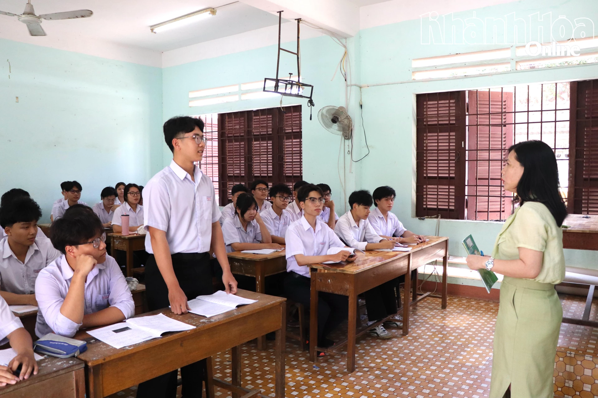 Một tiết ôn tập của học sinh lớp 12 Trường THPT Hoàng Văn Thụ (phường Bắc Nha Trang).