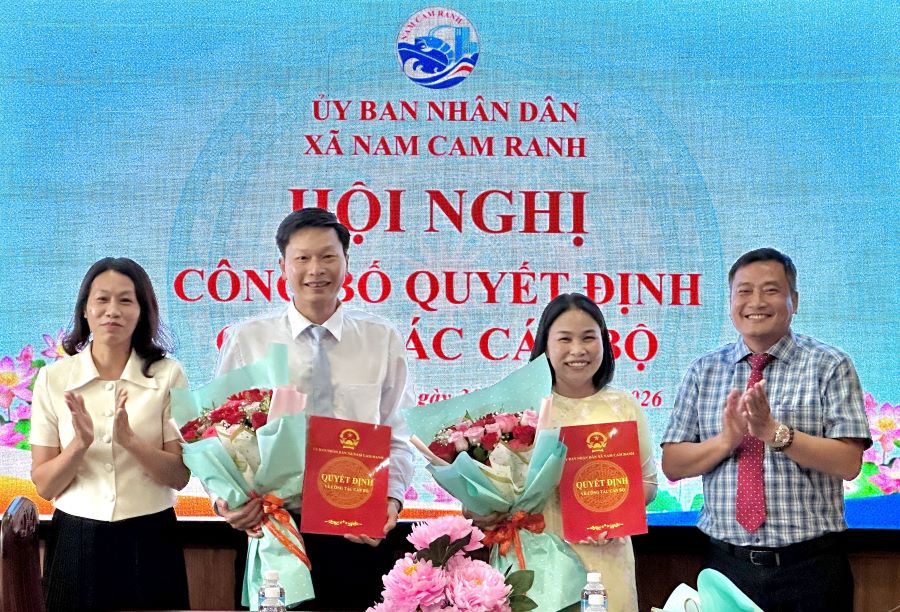 Lãnh đạo xã Nam Cam Ranh tặng hoa chúc mừng và trao quyết định cho các cán bộ.