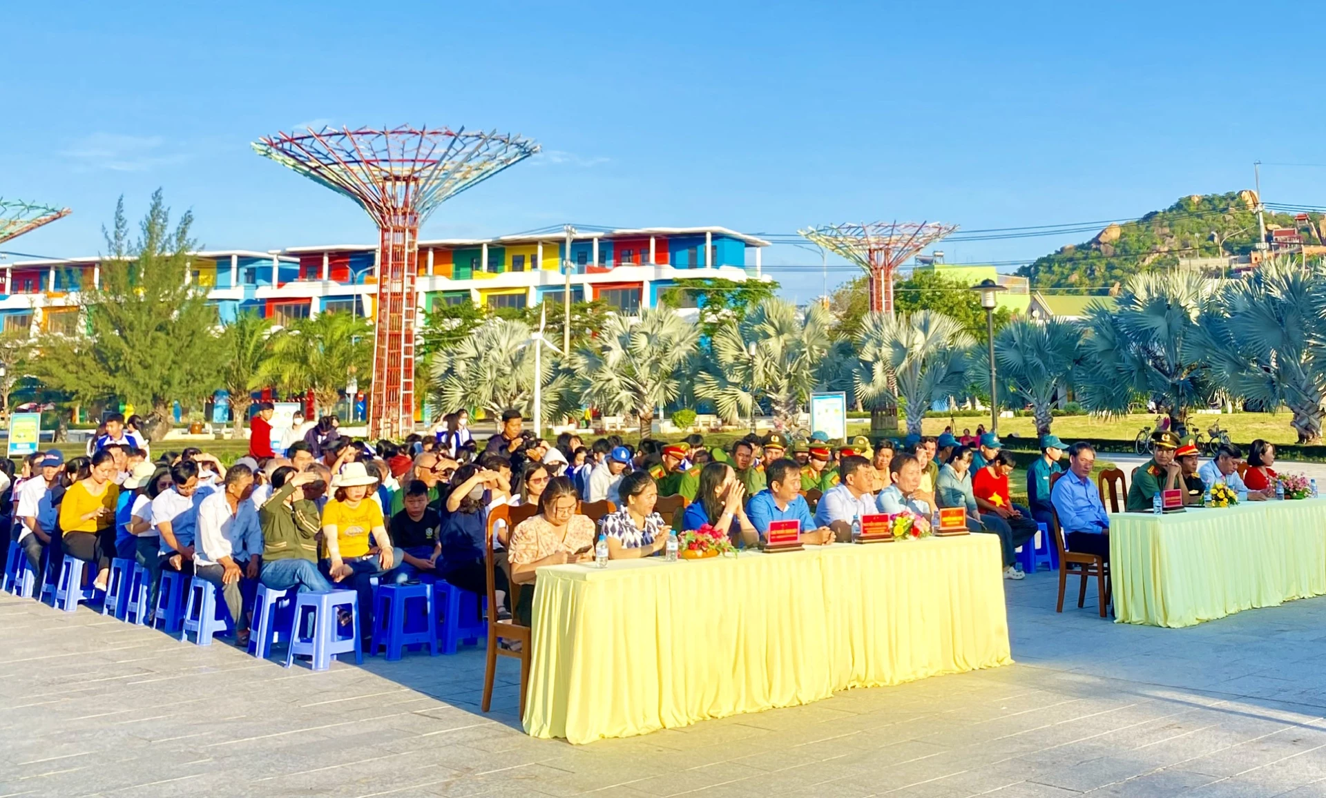 Các đại biểu dự lễ ra quân.