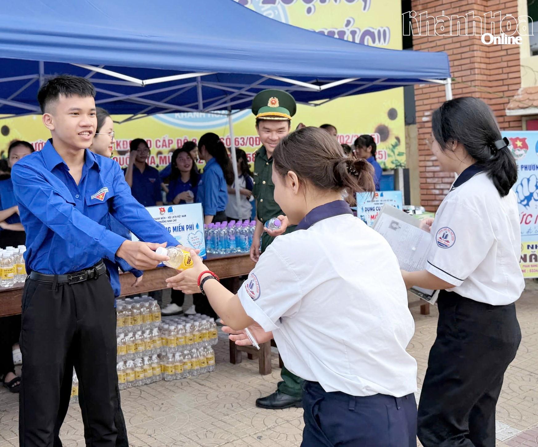 Tặng nước cho thí sinh.