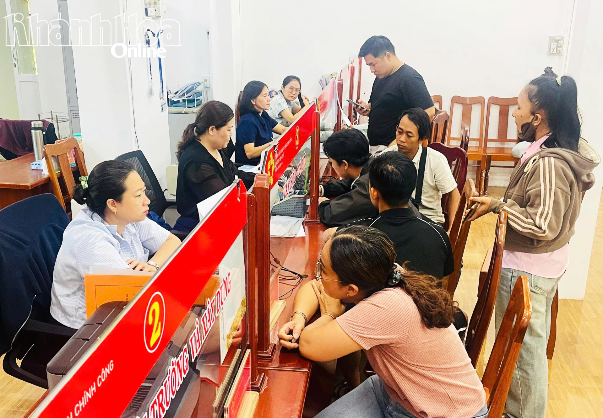 Người dân thực hiện thủ tục hành chính tại Trung tâm Phục vụ hành chính công phường Ninh Chử.