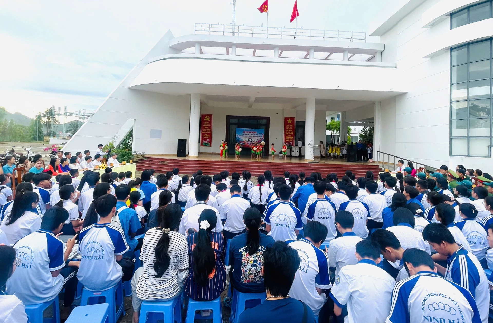 Quang cảnh lễ phát động.