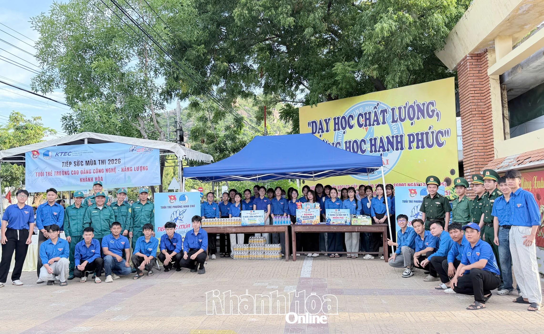 Đoàn viên, thanh niên phường Ninh Chử tiếp sức mùa thi tại điểm thi Trường THPT Ninh Hải.
