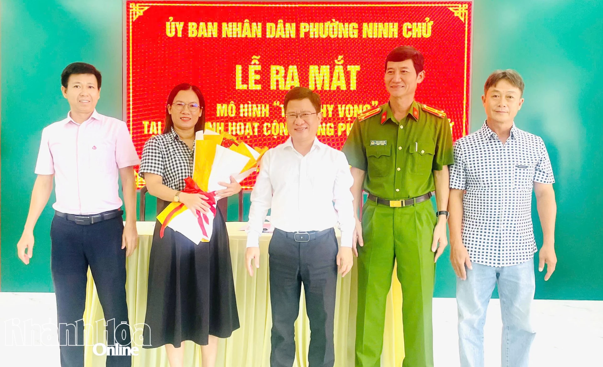 Lãnh đạo UBND phường Ninh Chử tặng hoa cho các đơn vị tham gia ký kết thực hiện mô hình.