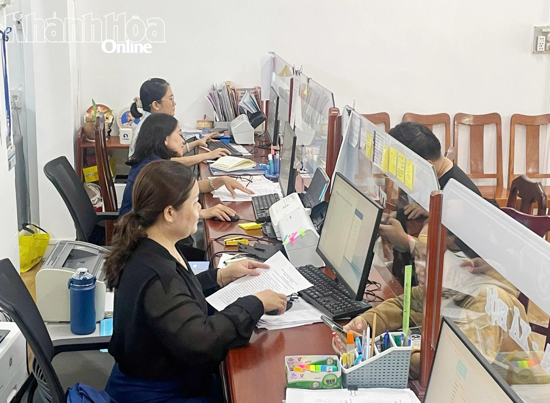 Người dân thực hiện thủ tục hành chính tại Trung tâm Phục vụ hành chính công phường Ninh Chử.