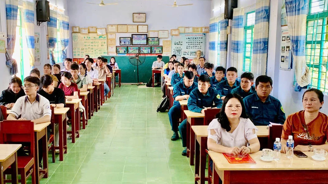Các đại biểu và học viên dự khai giảng lớp bồi dưỡng.