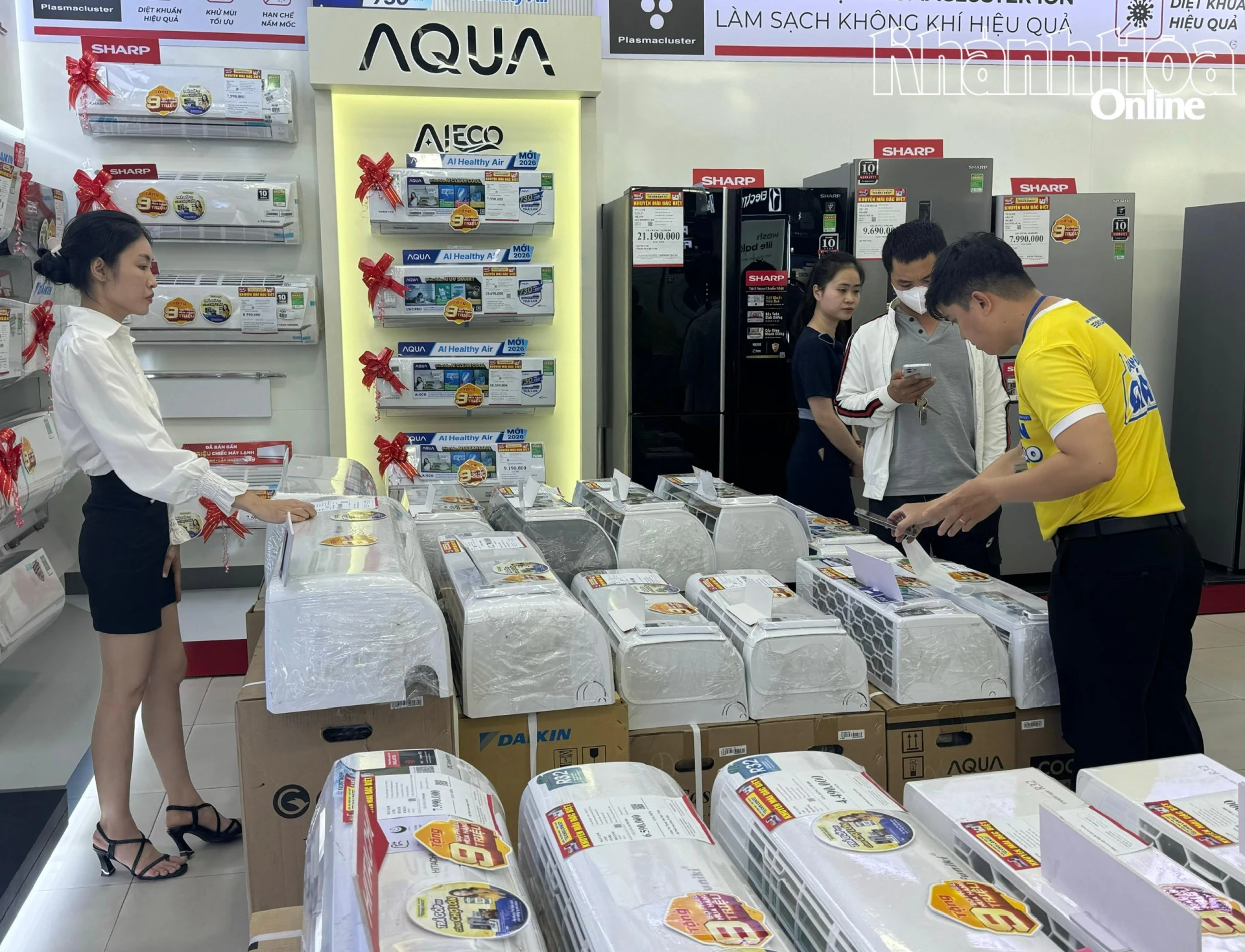 Người dân tìm hiểu máy điều hòa tại một siêu thị điện máy.