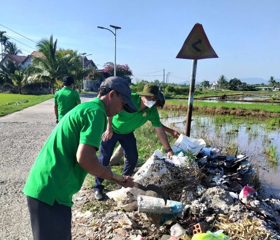Người d&acirc;n thu gom r&aacute;c thải tr&ecirc;n c&aacute;c tuyến đường.
