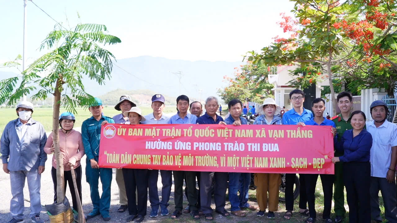 Người dân xã Vạn Thắng hưởng ứng trồng cây xanh.
