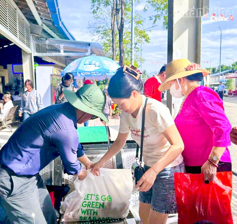 Nhân viên Ban Quản lý vịnh Nha Trang phát túi tự phân hủy cho du khách tham quan vịnh Nha Trang. Ảnh: BAN QUẢN LÝ VỊNH NHA TRANG