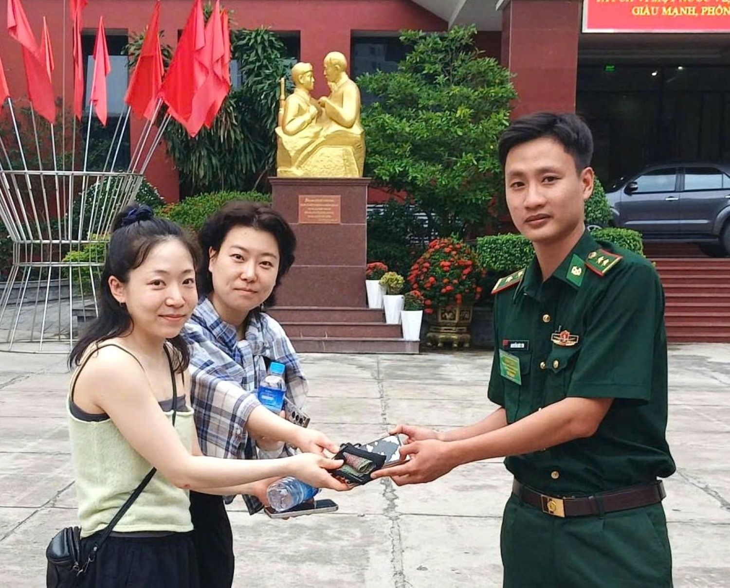 Hai du khách Hàn Quốc vui mừng nhận lại tài sản.
