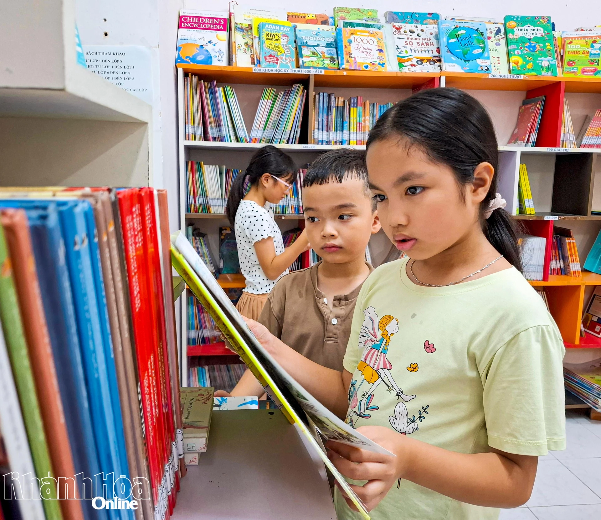 Những bạn đọc nhí tại Phòng đọc sách thiếu nhi.