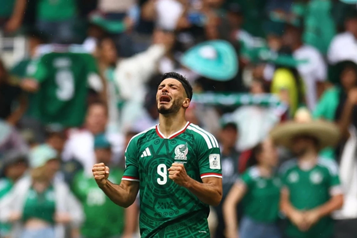 Raul Jimenez đã có bàn thắng tại World Cup đầu tiên trong sự nghiệp một cách đầy cảm xúc.
