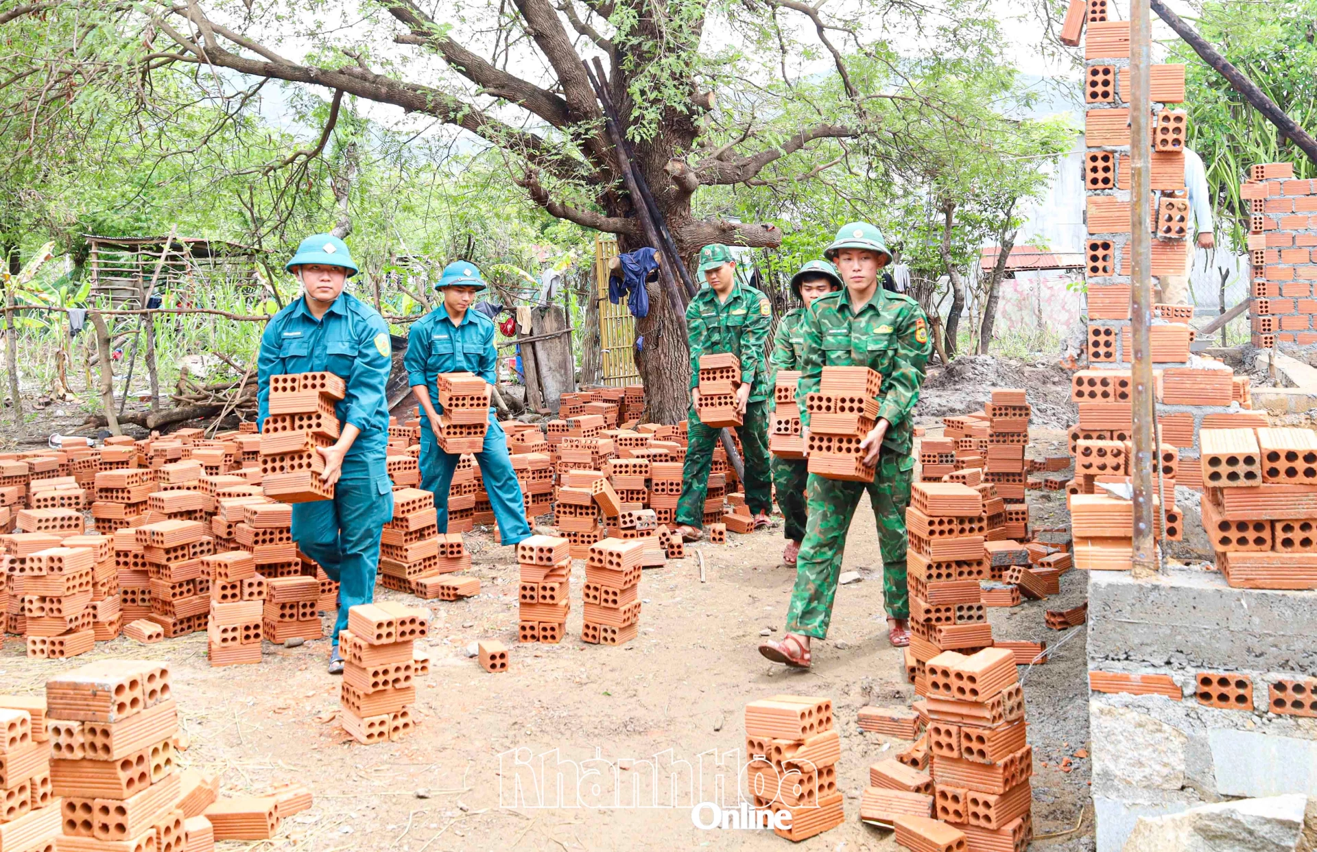 Những người lính biên phòng và các chiến sĩ dân quân cùng nỗ lực để người dân sớm có căn nhà mới.