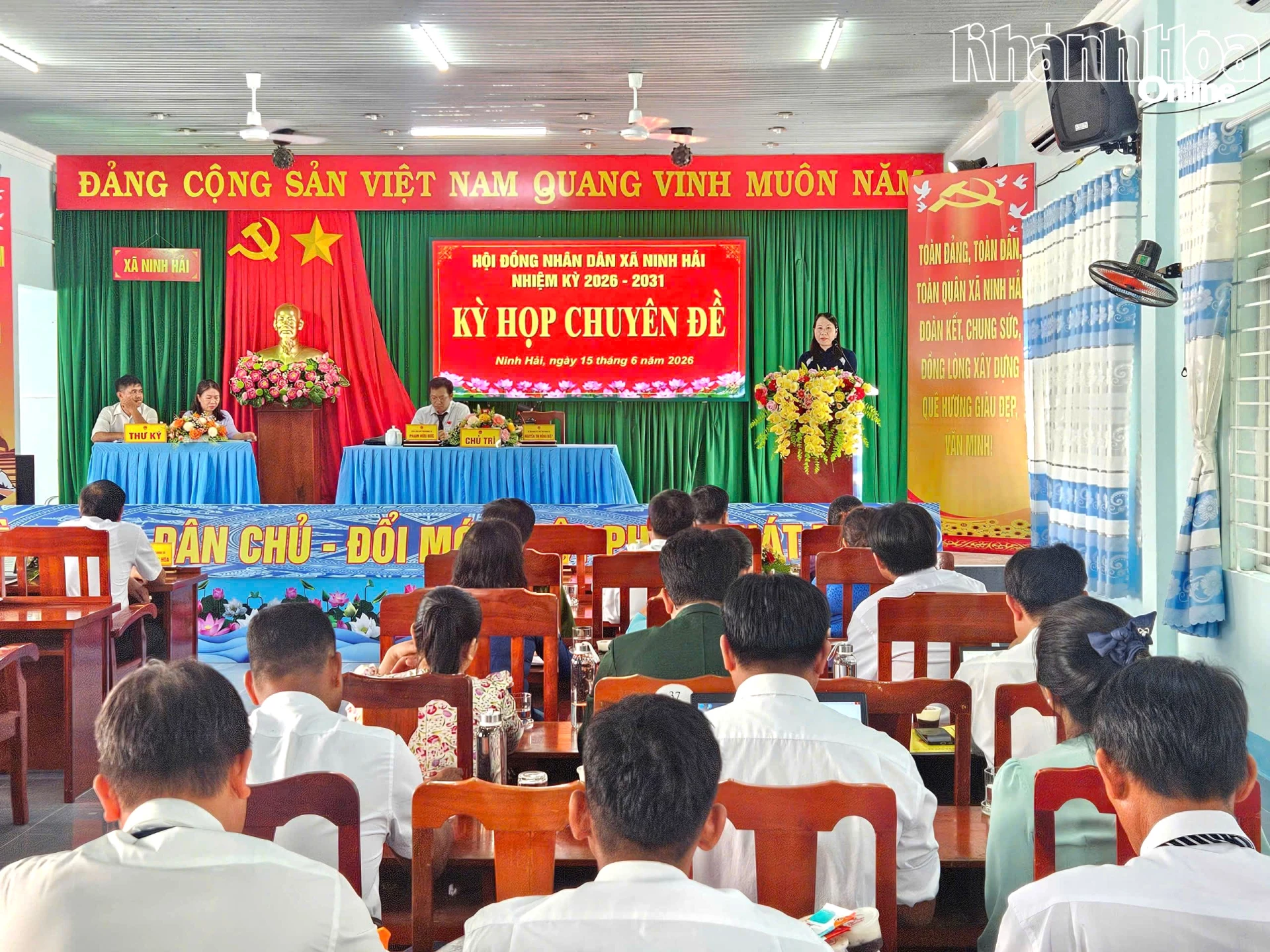 Quang cảnh kỳ họp.