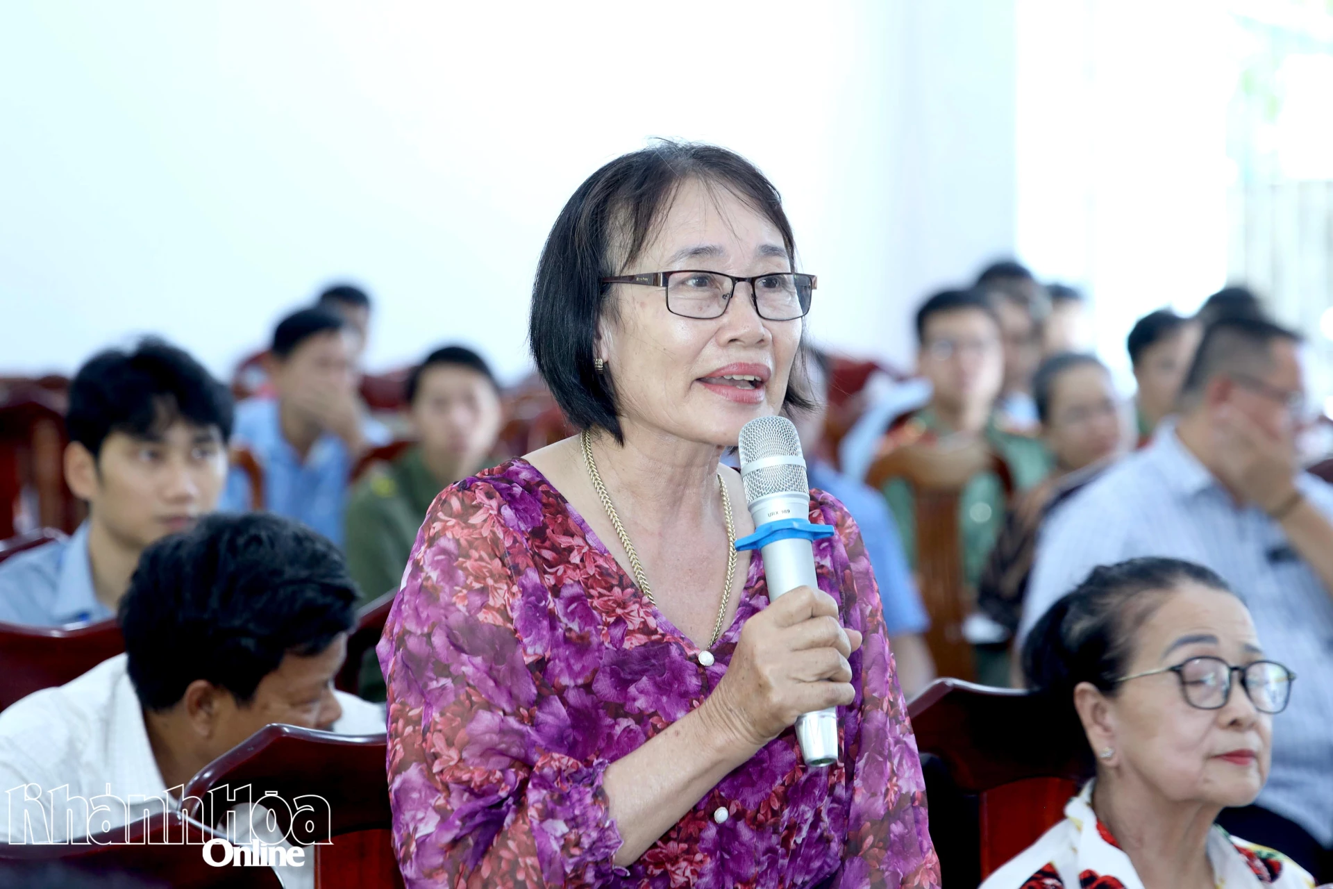 Cử tri nêu kiến nghị tại buổi tiếp xúc.
