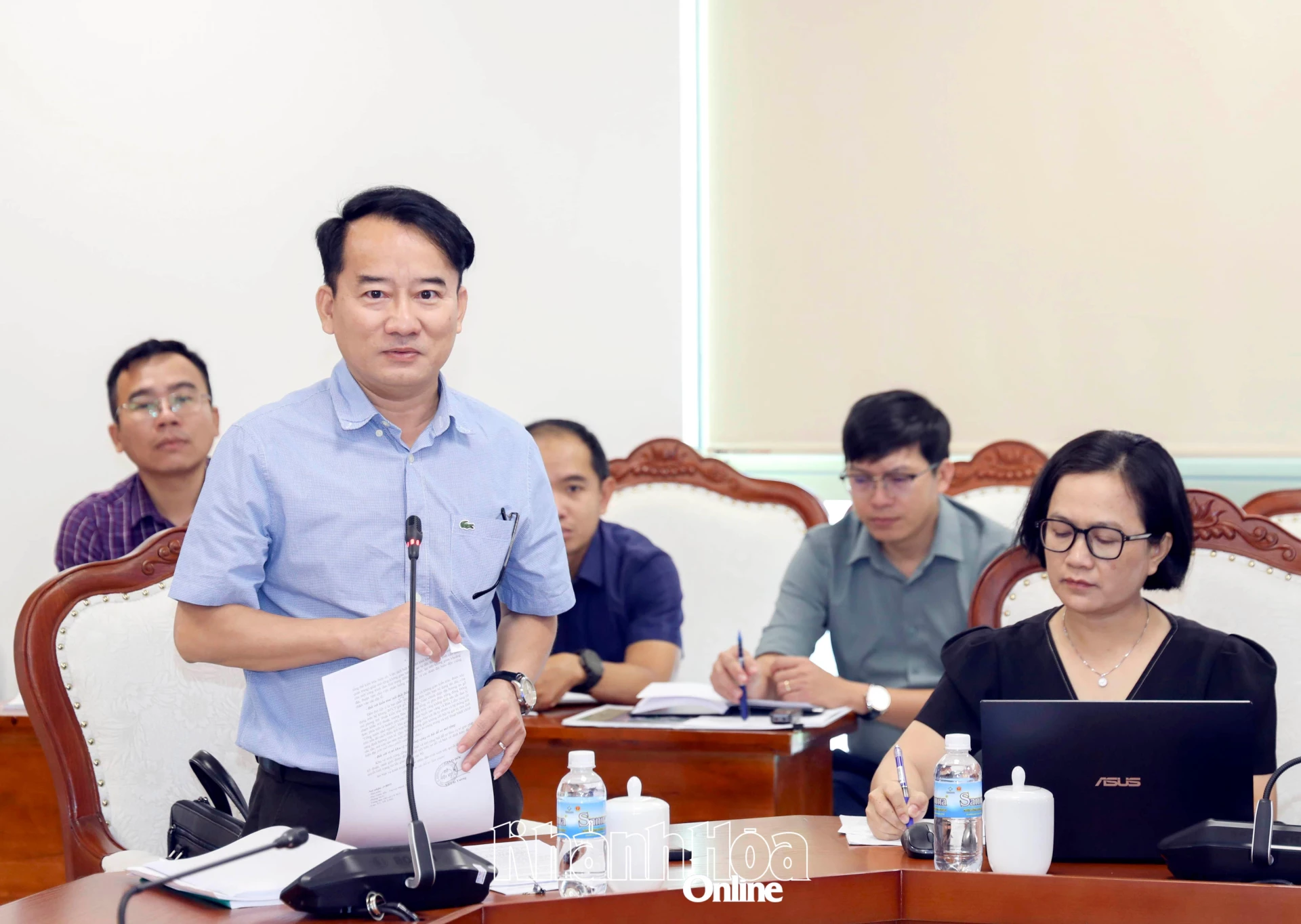 Lãnh đạo Sở Nội vụ báo cáo tại cuộc họp.