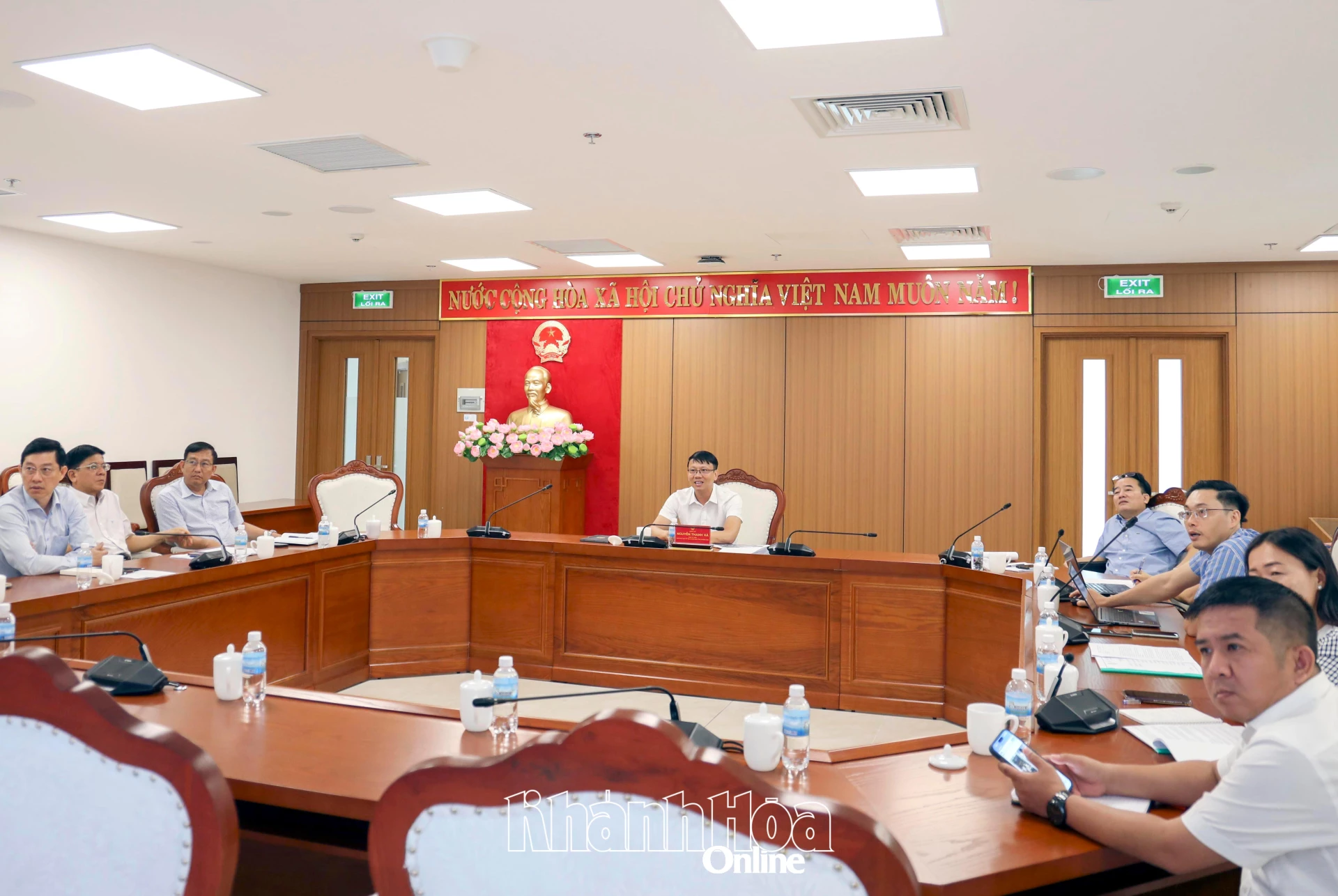 Quang cảnh cuộc họp.