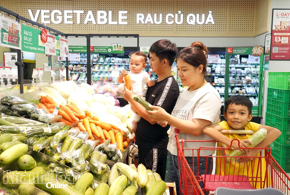 Khách hàng mua sắm tại siêu thị Lotte Mart Nha Trang.