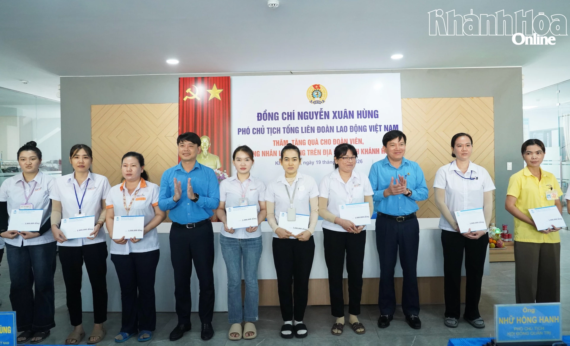 Đồng chí Nguyễn Xuân Hùng trao quà cho người lao động có hoàn cảnh khó khăn.