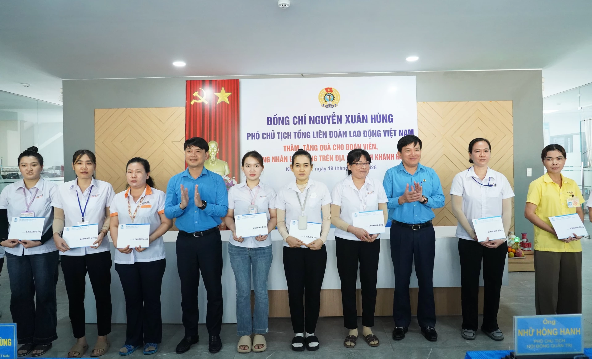 Trao 100 suất quà hỗ trợ đoàn viên, người lao động có hoàn cảnh khó khăn