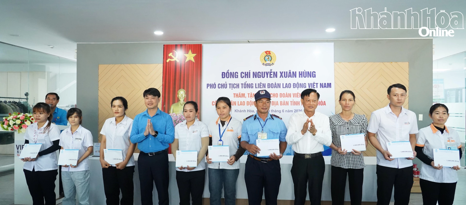 Đồng chí Nguyễn Xuân Hùng trao quà cho người lao động có hoàn cảnh khó khăn.
