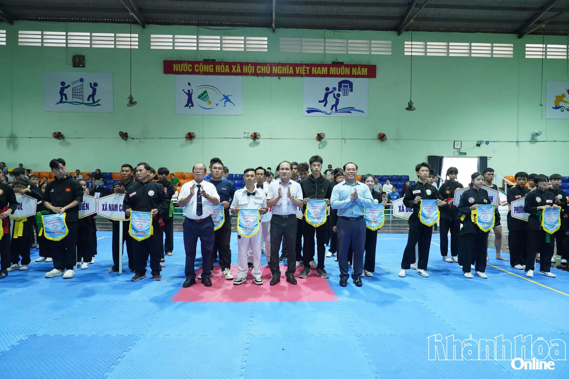 Ban tổ chức trao cơ lưu niệm cho tổ trọng t&agrave;i v&agrave; c&aacute;c vận động vi&ecirc;n tham gia giải.