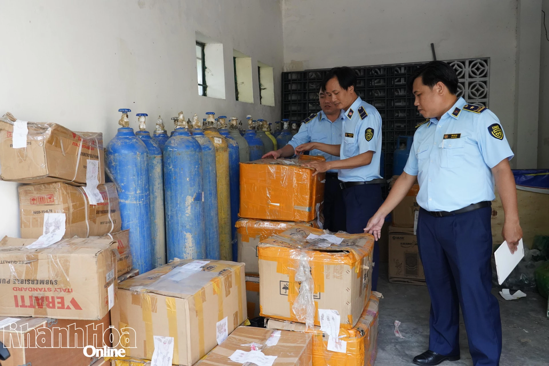 Hàng hoá bị tiêu huỷ được niêm phong.