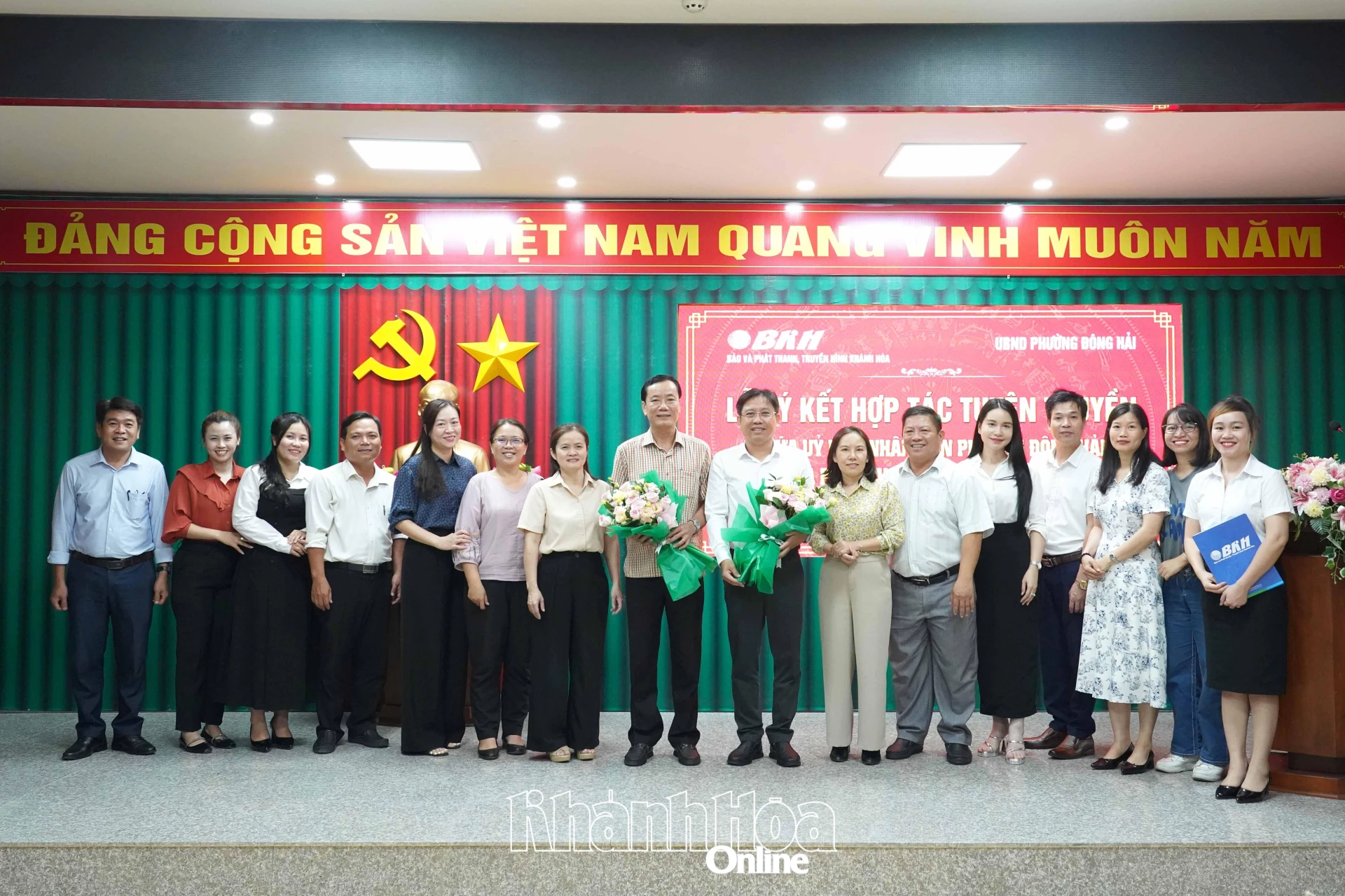 Lãnh đạo phường Đông Hải tặng hoa cho lãnh đạo Báo và Phát thanh, Truyền hình Khánh Hòa.