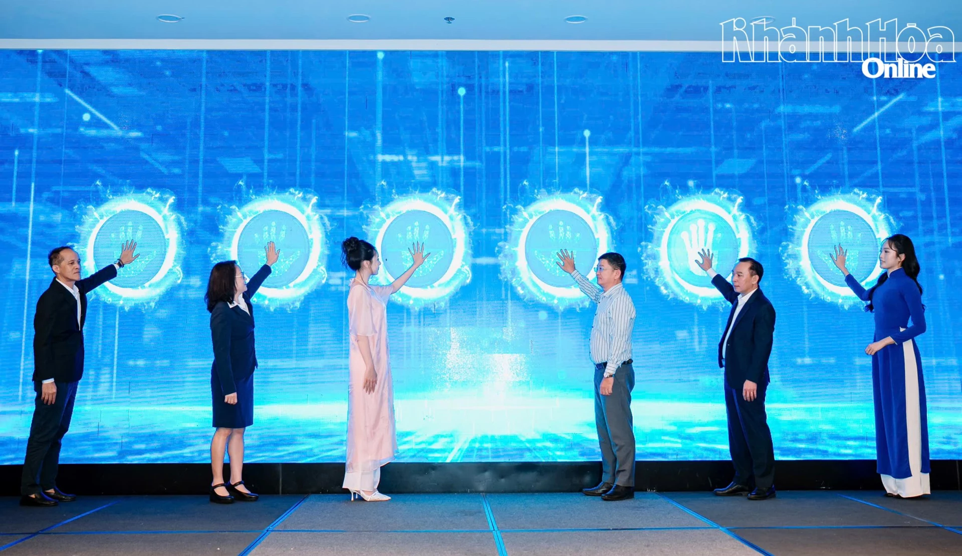Các đại biểu bấm nút ra mắt dự án truyền thông Chạm hè Khánh Hòa 2026.