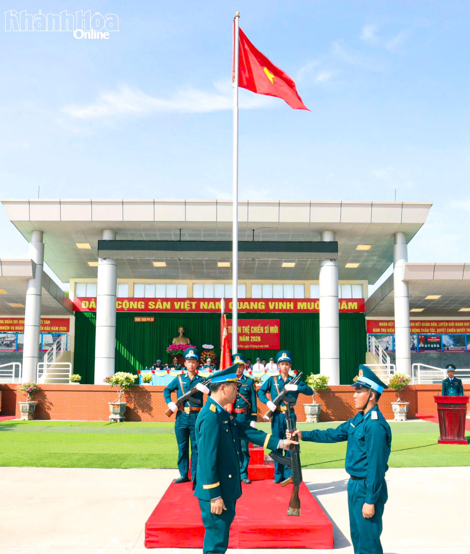 Trung đoàn trưởng Trung đoàn Pháo phòng không 591 trao vũ khí cho chiến sĩ mới