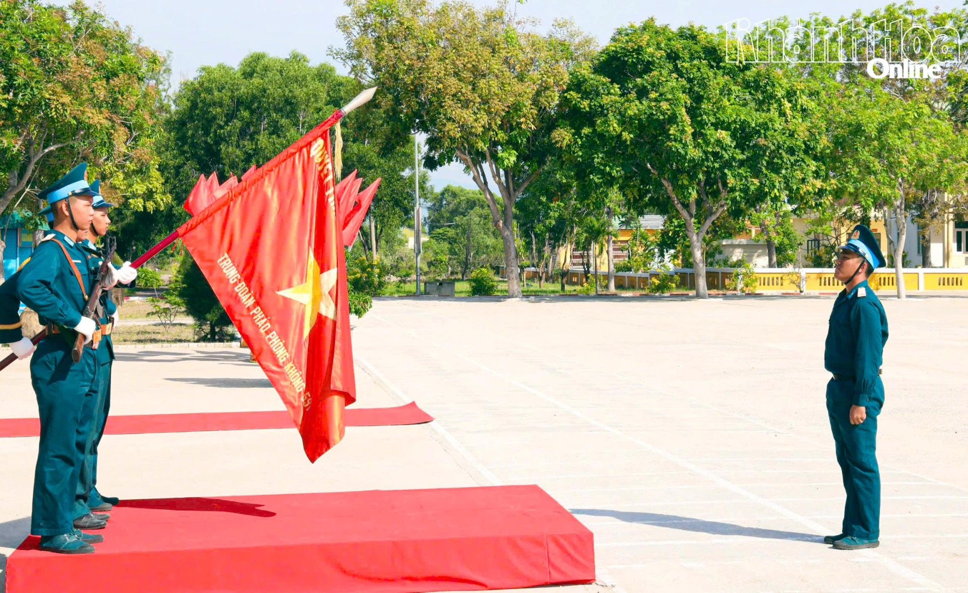 Đại diện chiến sĩ mới tuyên thệ.