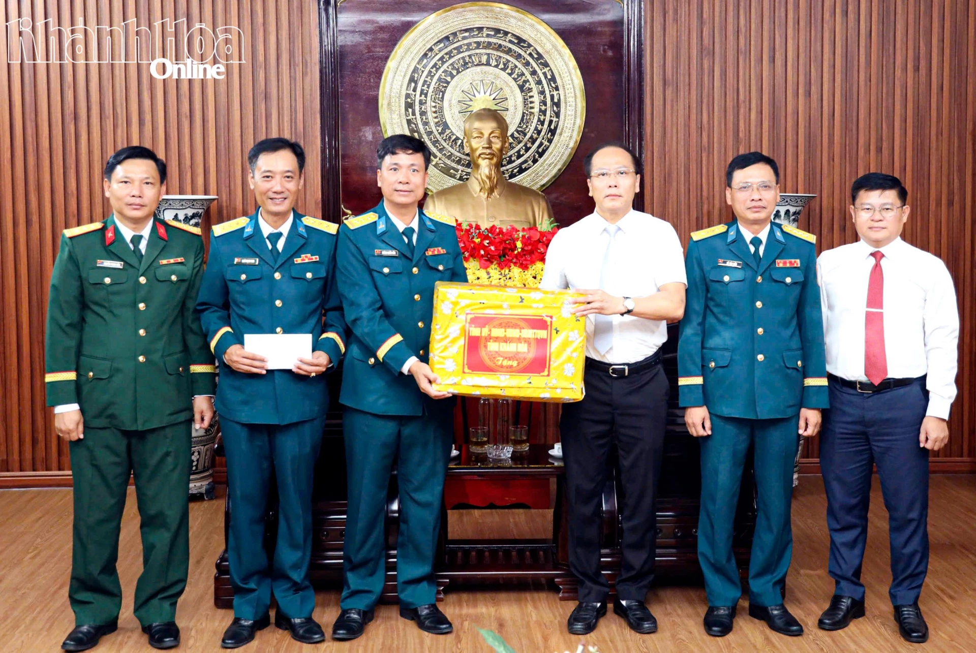 Đồng chí Nguyễn Khắc Hà tặng quà chúc mừng 56 năm Ngày truyền thống Trung đoàn Pháo Phòng không 591.