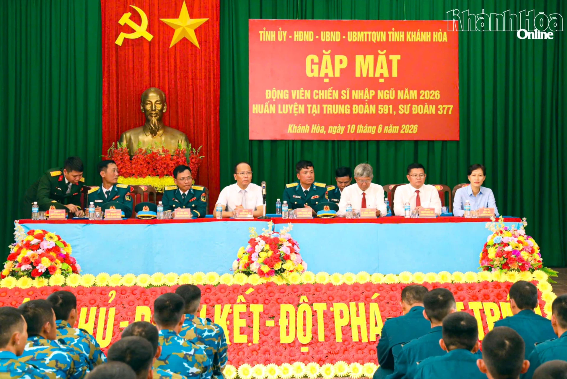 Đồng chí Nguyễn Khắc Hà cùng các đại biểu dự buổi gặp mặt, động viên chiến sĩ mới.
