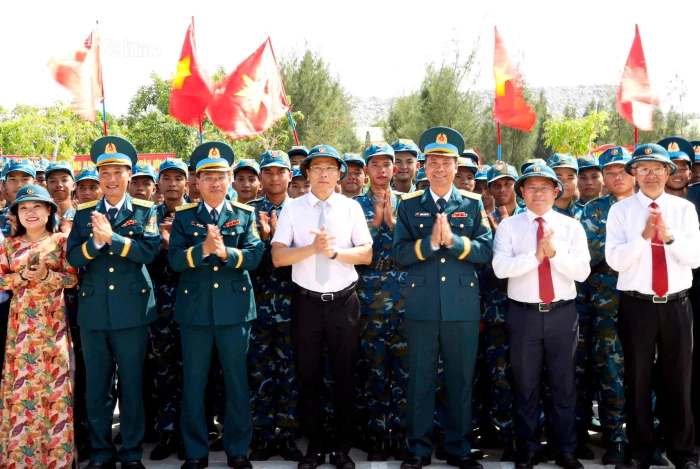 Phó Bí thư Tỉnh ủy, Chủ tịch Ủy ban MTTQ Việt Nam tỉnh Nguyễn Khắc Hà dự lễ tuyên thệ chiến sĩ mới tại Trung đoàn Pháo phòng không 591