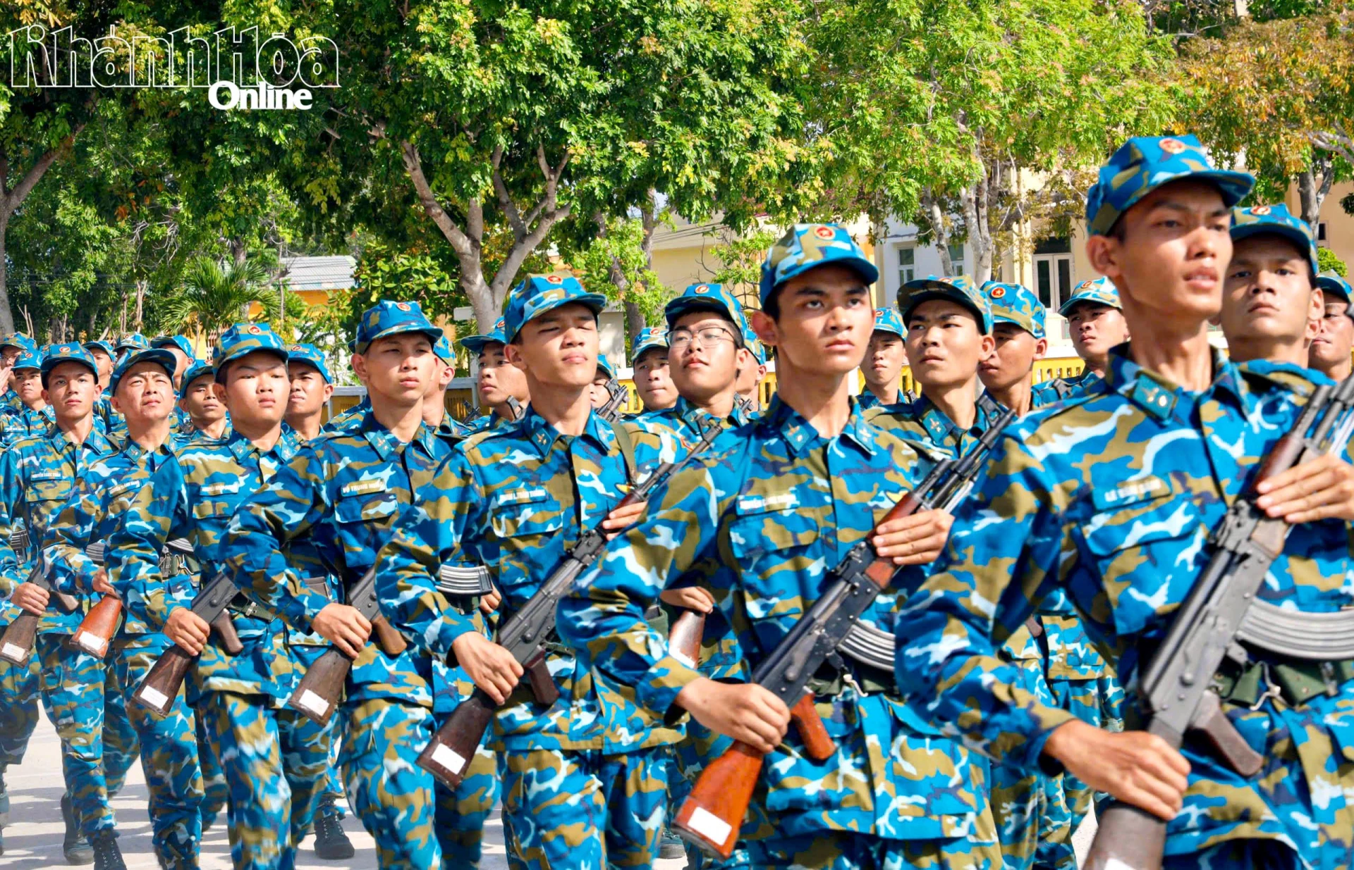 Chiến sĩ mới duyệt đội ngũ.