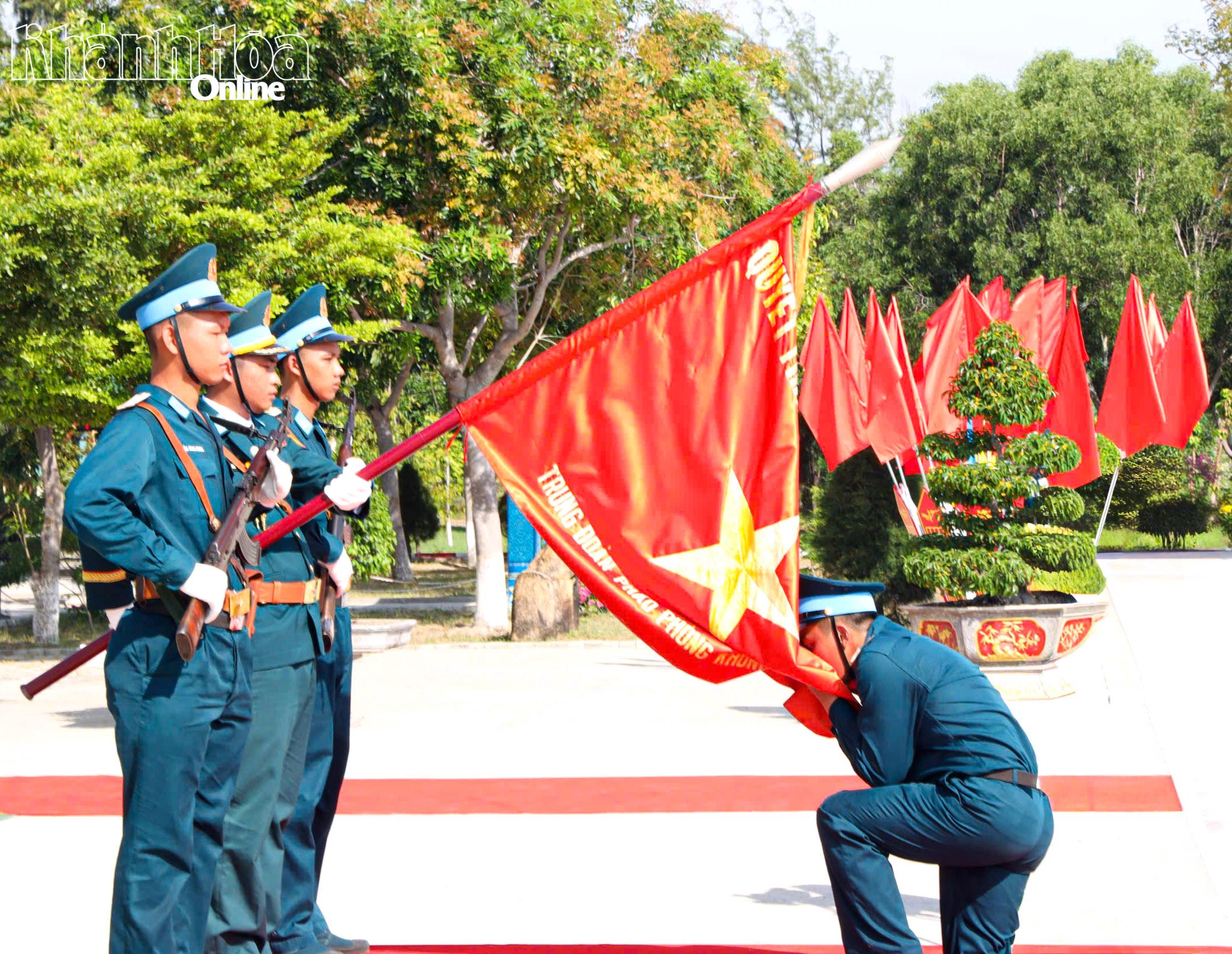 Chiến sĩ mới hôn lên Quân kỳ Quyết thắng thể hiện quyết tâm tuyệt đối trung thành với Tổ quốc, với Đảng, Nhà nước và Nhân dân.