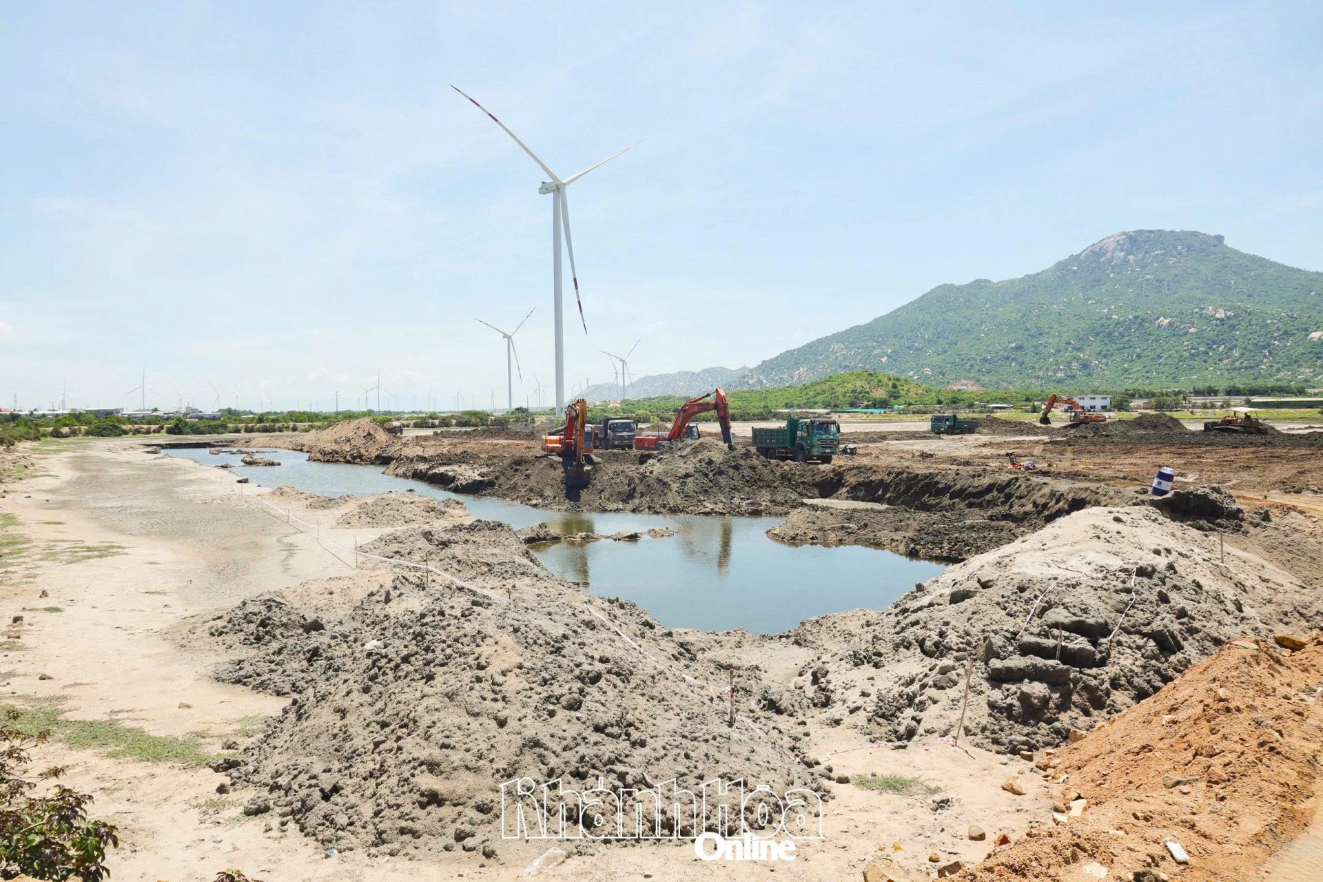 Thi công hạ tầng Khu Công nghiệp Cà Ná.