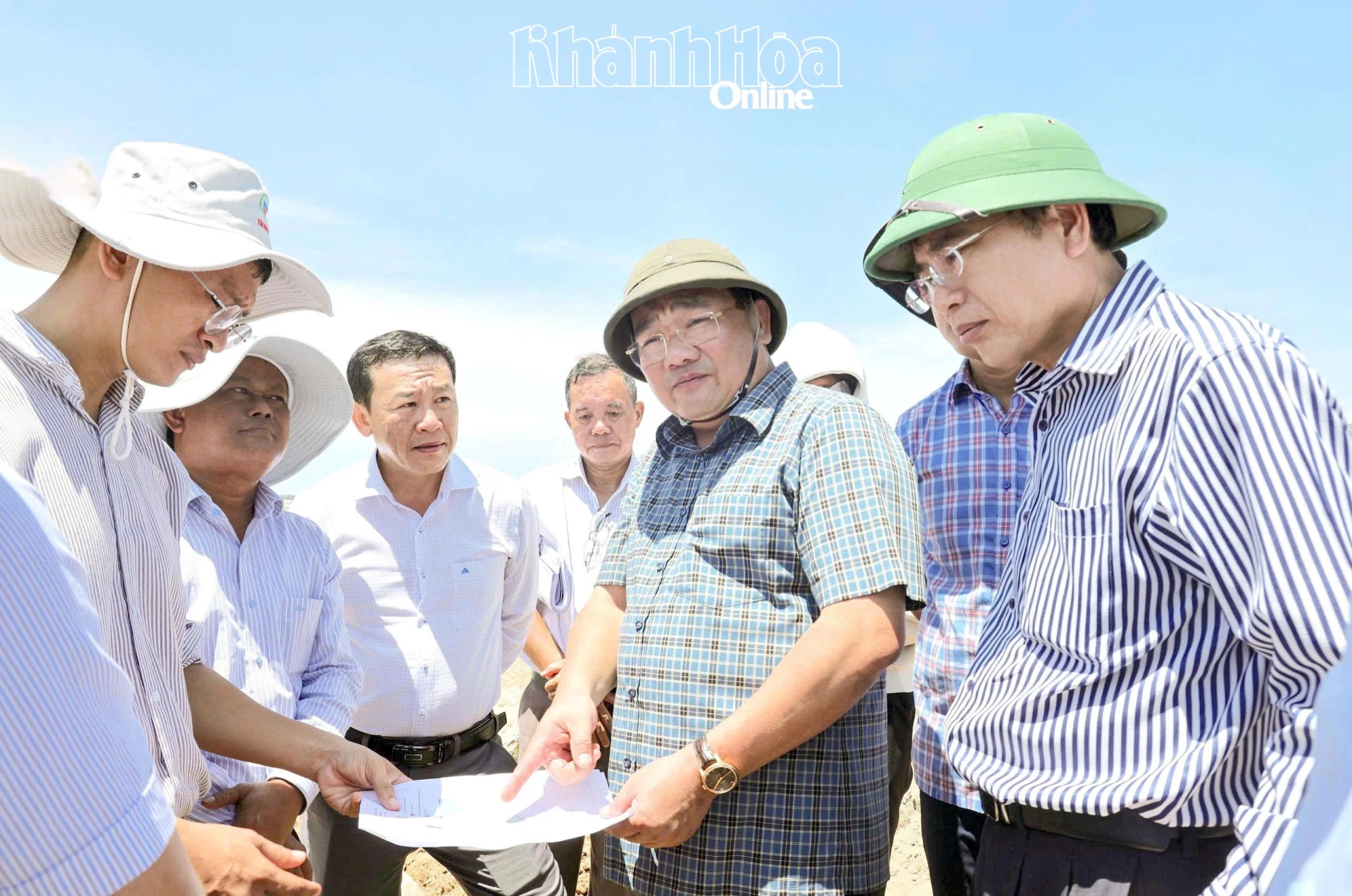 Phó Chủ tịch Trịnh Minh Hoàng các các sở, ban, ngành kiểm tra thực địa tại Dự án Đầu tư xây dựng và kinh doanh kết cấu hạ tầng Khu công nghiệp Cà Ná.