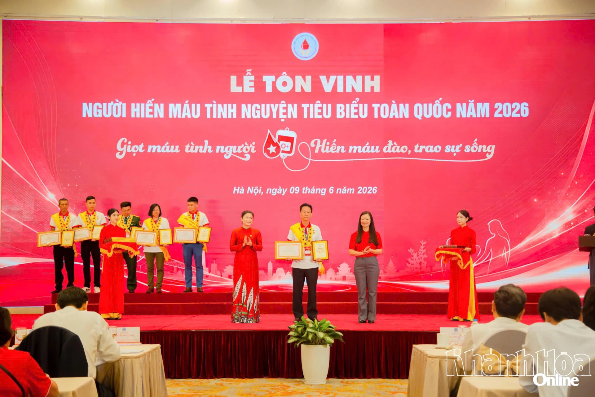 Ông Phạm Ngọc Thạch nhận bằng khen và giấy chứng nhận tôn vinh người hiến máu tình nguyện tiêu biểu toàn quốc.