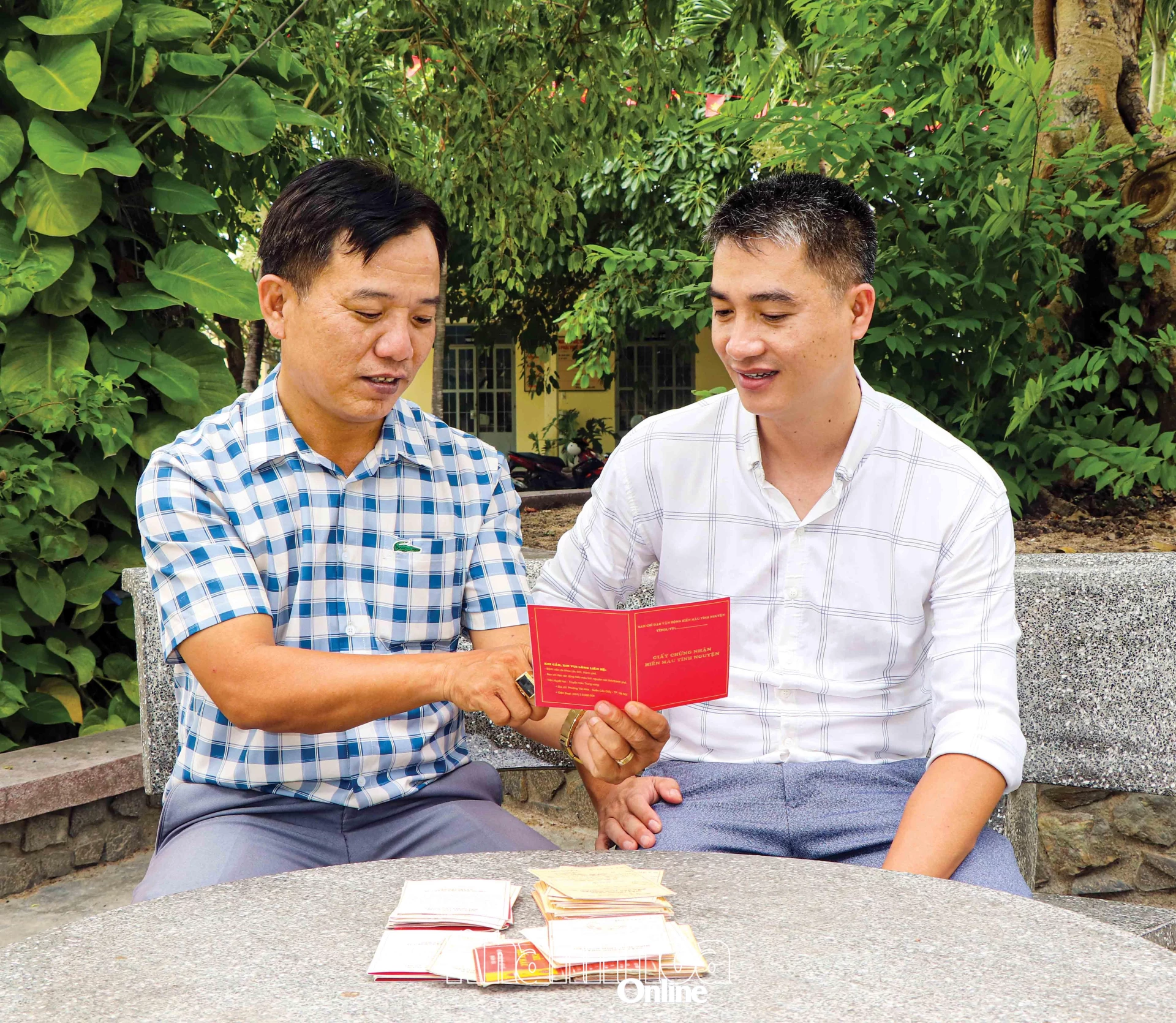 Bà Nguyễn Thị Bảo sửa quần áo tại chợ Ba Ngòi (phường Cam Linh).