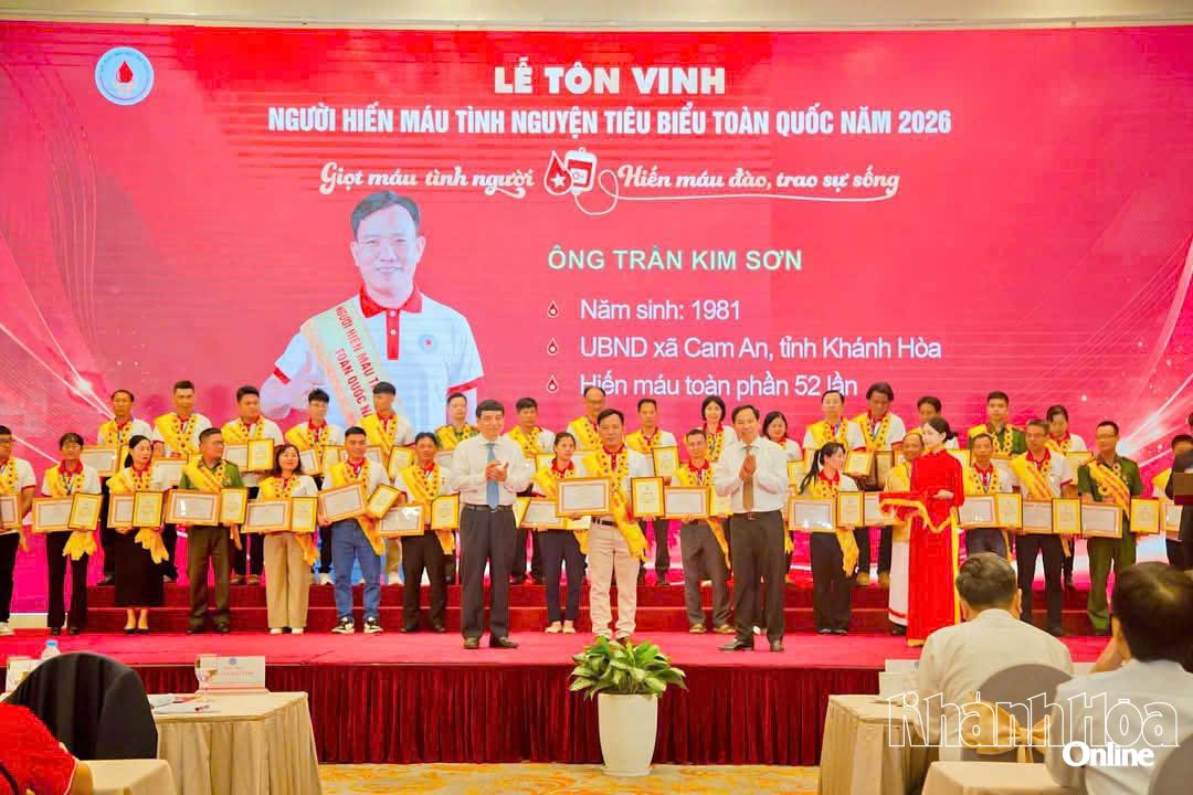 Ông Trần Kim Sơn nhận bằng khen và giấy chứng nhận tôn vinh người hiến máu tình nguyện tiêu biểu toàn quốc.