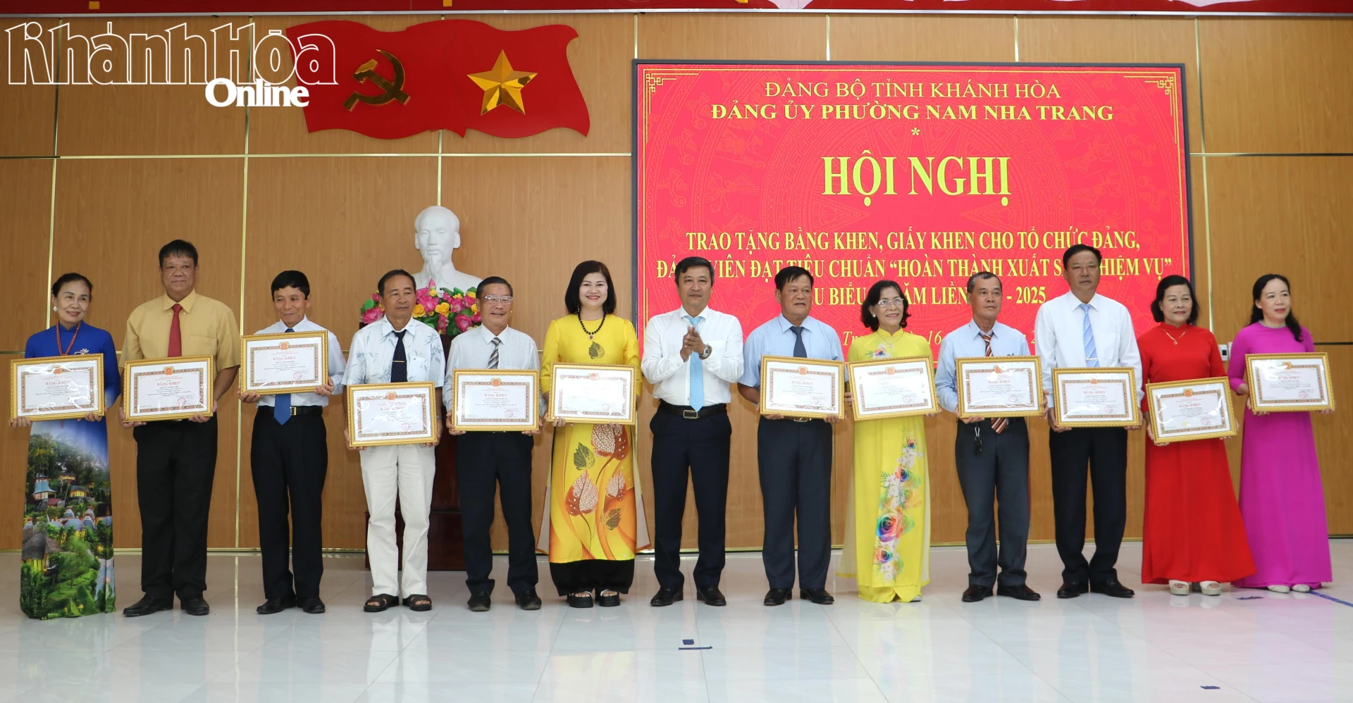 Ông Trần Nam Bình trao bằng khen của Ban Thường vụ Tỉnh ủy cho các đảng viên.