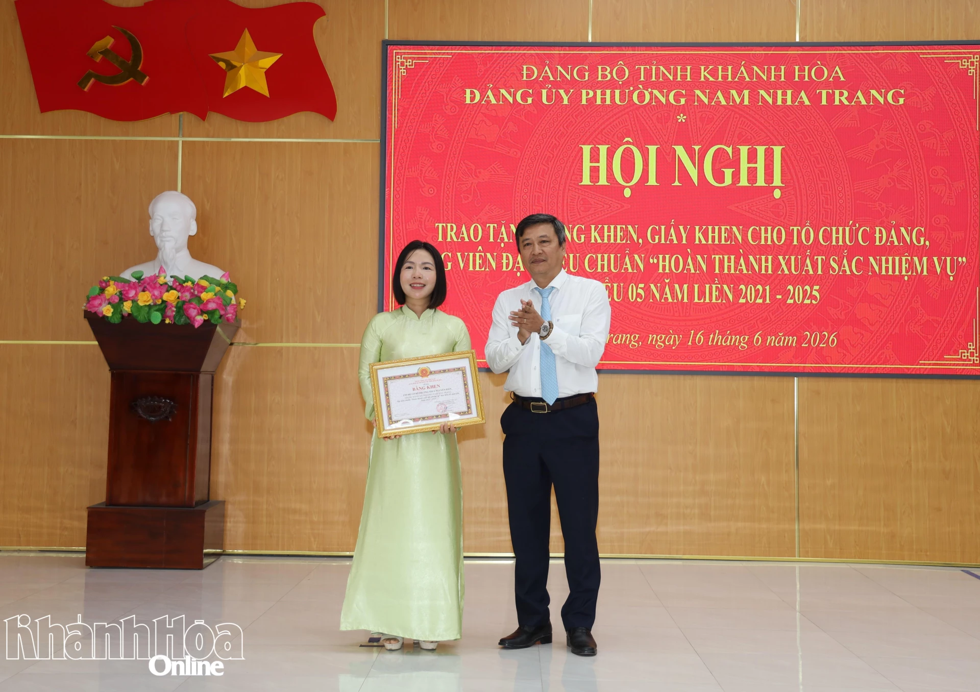 Ông Trần Nam Bình trao bằng khen của Ban Thường vụ Tỉnh ủy cho Chi bộ Trường THCS Nguyễn Hiền.
