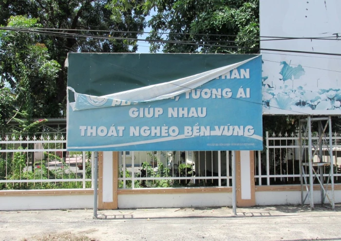 Pa nô tuyên truyền bị rách