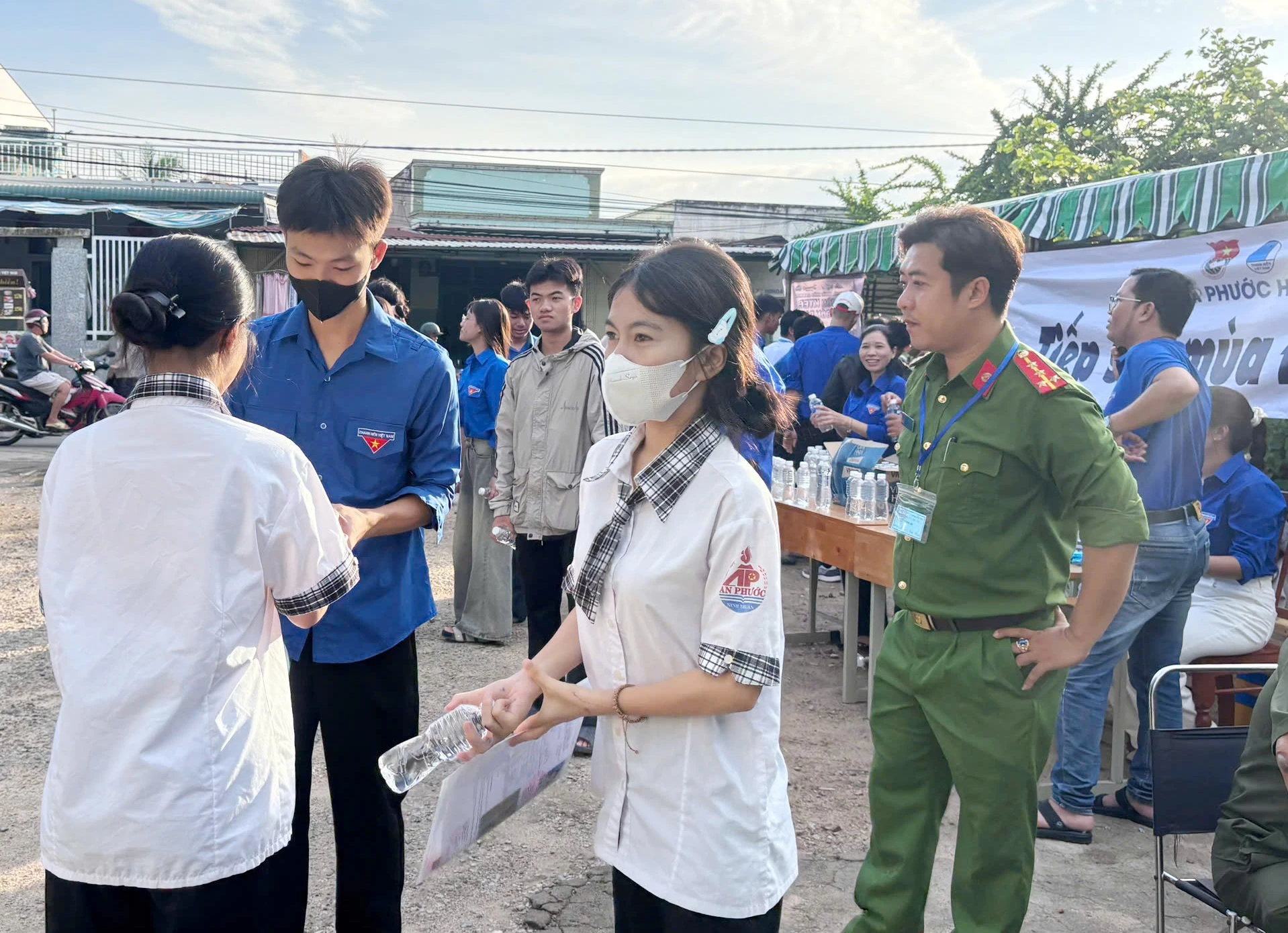 Tặng nước uống cho thí sinh.