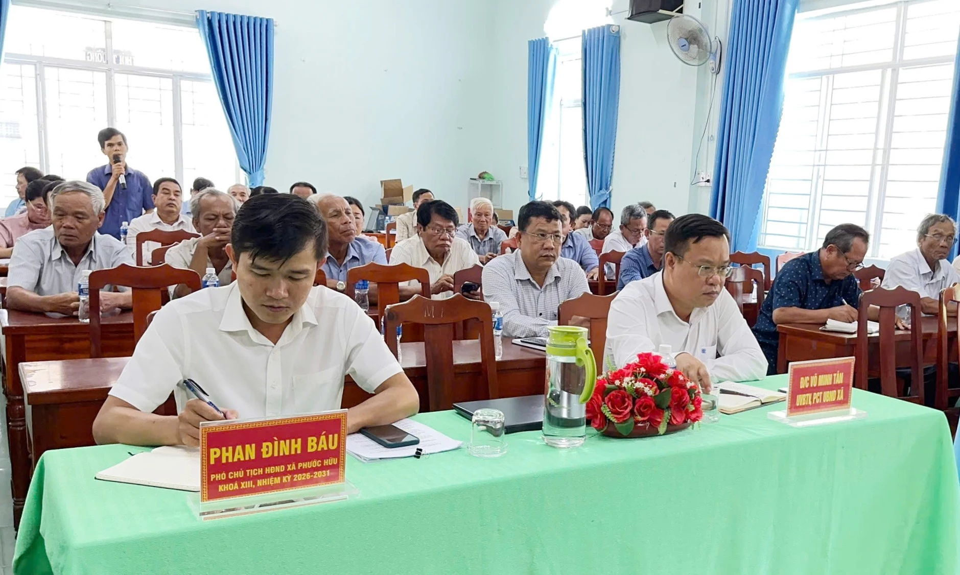 Các đại biểu và cử tri tham dự buổi tiếp xúc.