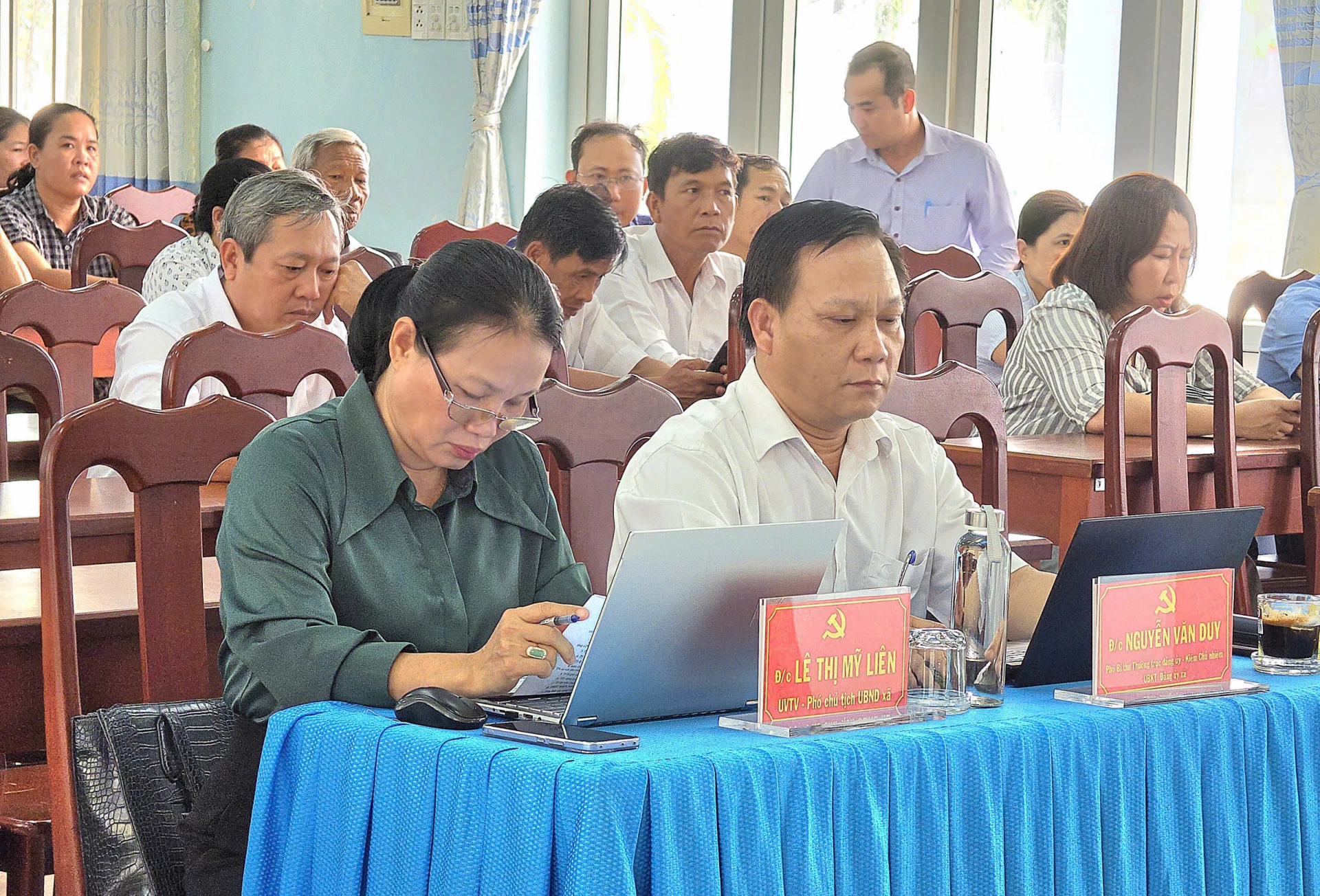 Các đại biểu và cử tri tham gia buổi tiếp xúc cử tri.