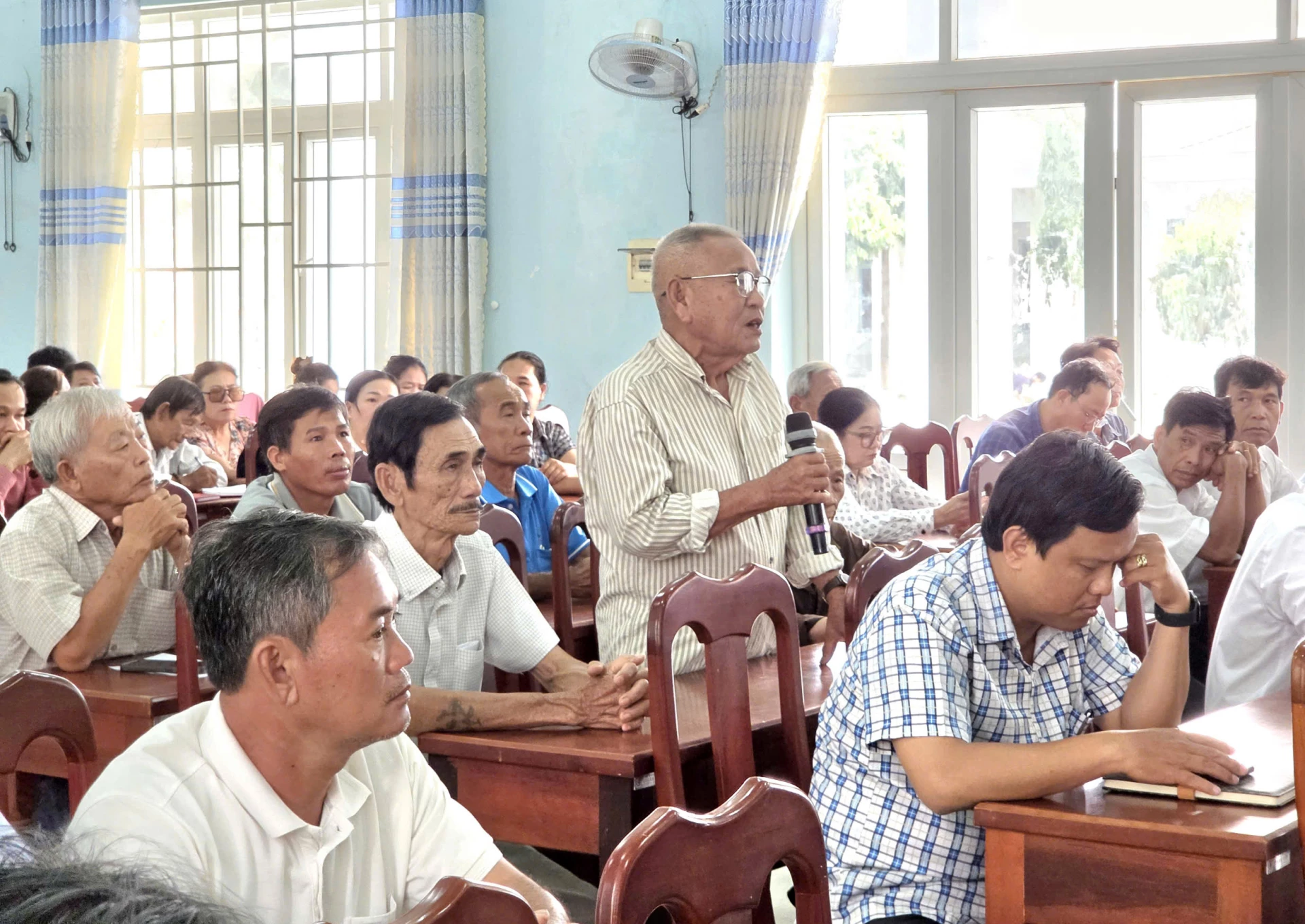 Cử tri xã Phước Hâu phát biểu ý kiến.